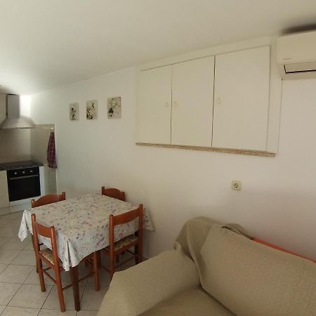 Guest House Zohil Ровин Екстериор снимка