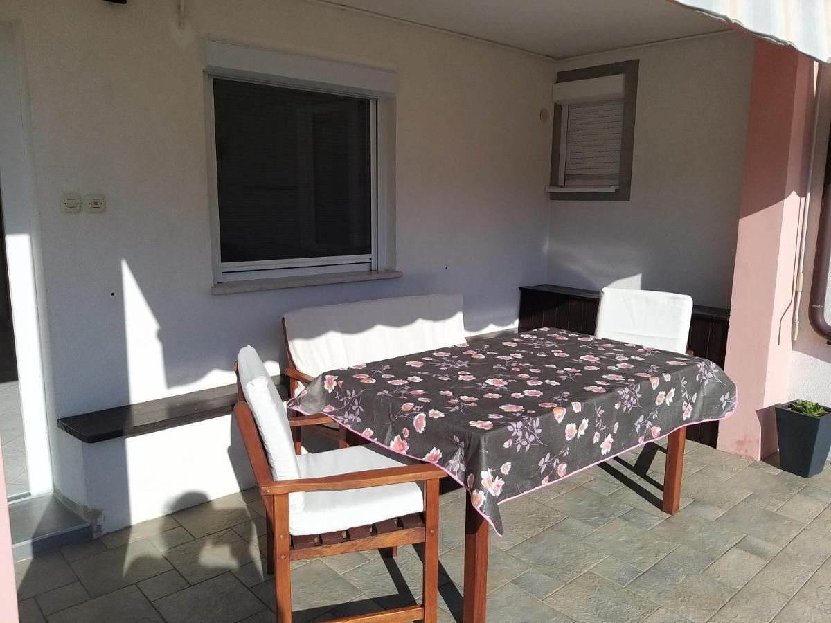 Guest House Zohil Ровин Екстериор снимка