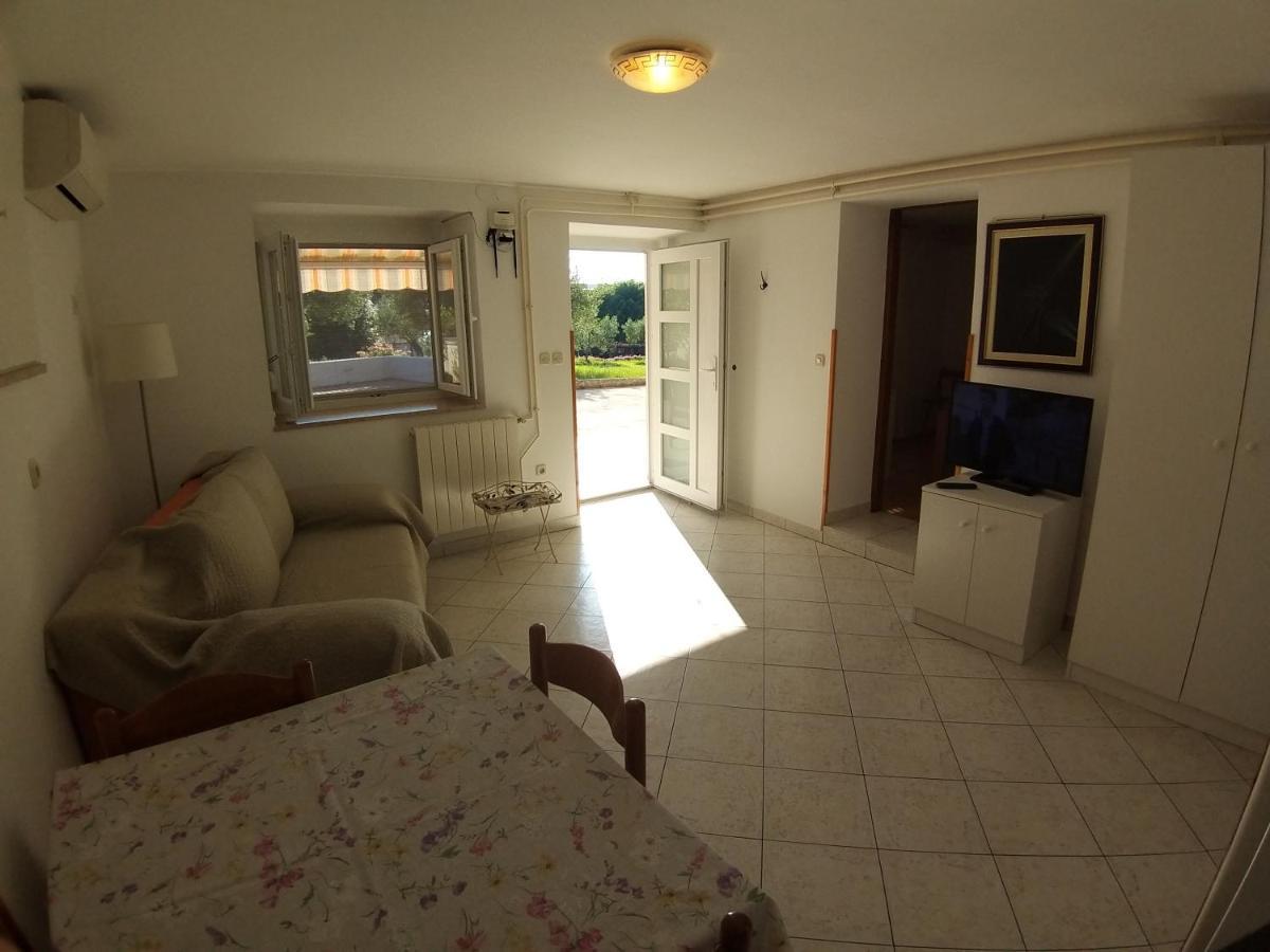 Guest House Zohil Ровин Екстериор снимка
