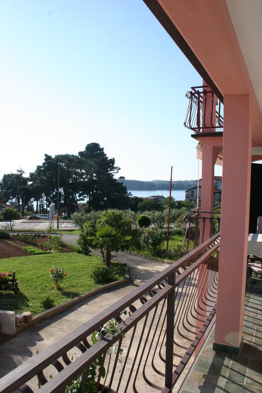 Guest House Zohil Ровин Екстериор снимка