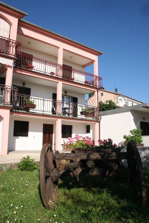 Guest House Zohil Ровин Екстериор снимка