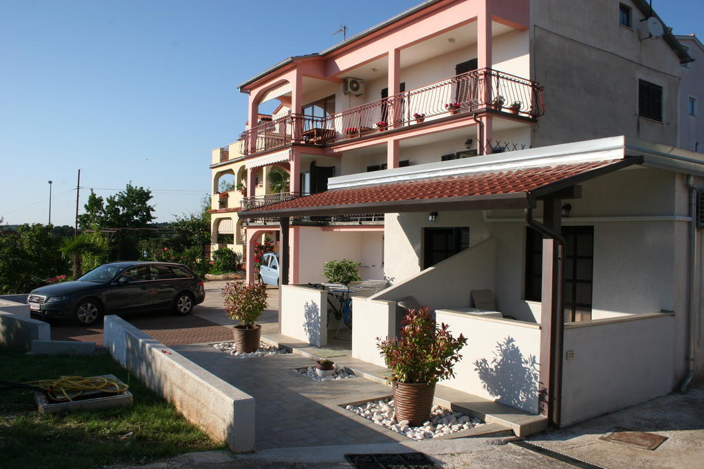 Guest House Zohil Ровин Екстериор снимка