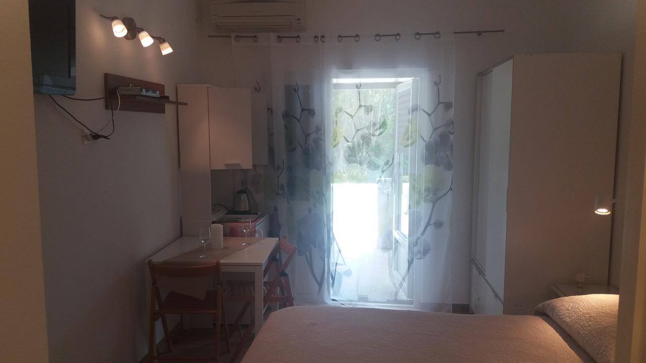 Guest House Zohil Ровин Екстериор снимка
