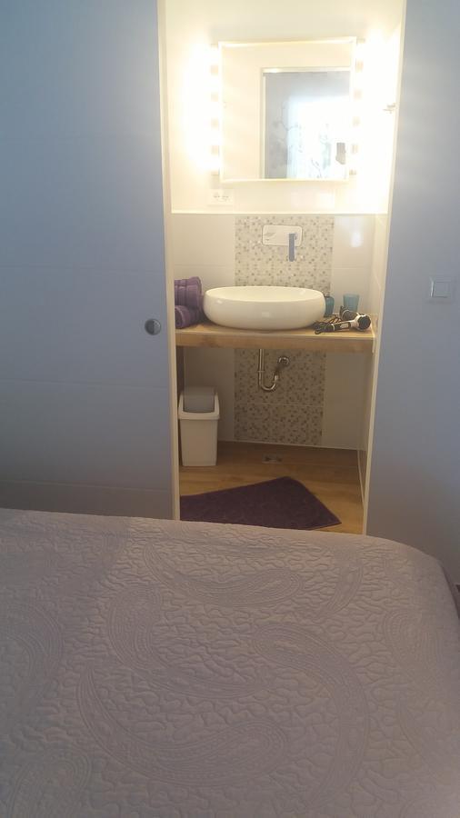Guest House Zohil Ровин Екстериор снимка