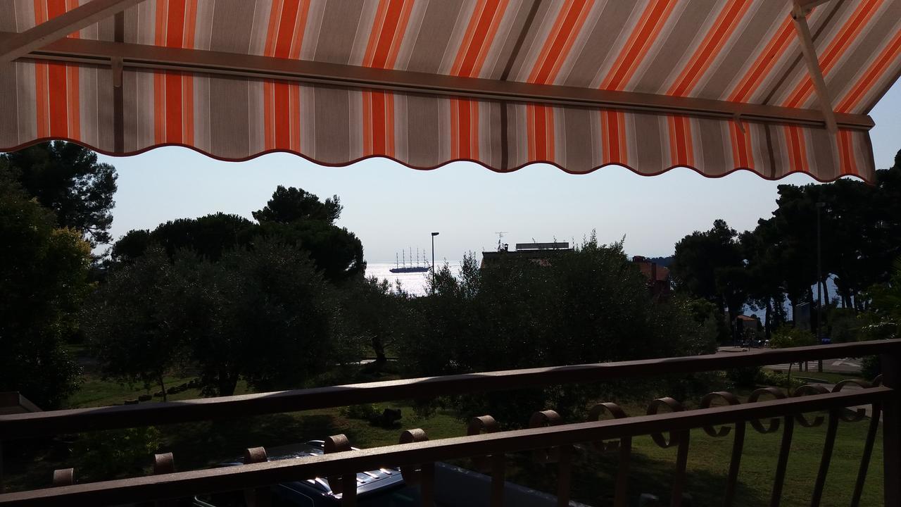 Guest House Zohil Ровин Екстериор снимка