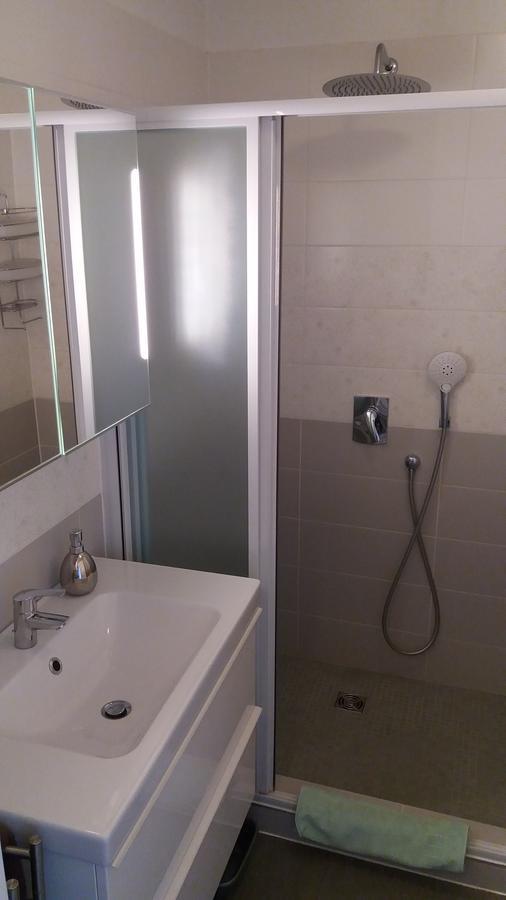 Guest House Zohil Ровин Екстериор снимка